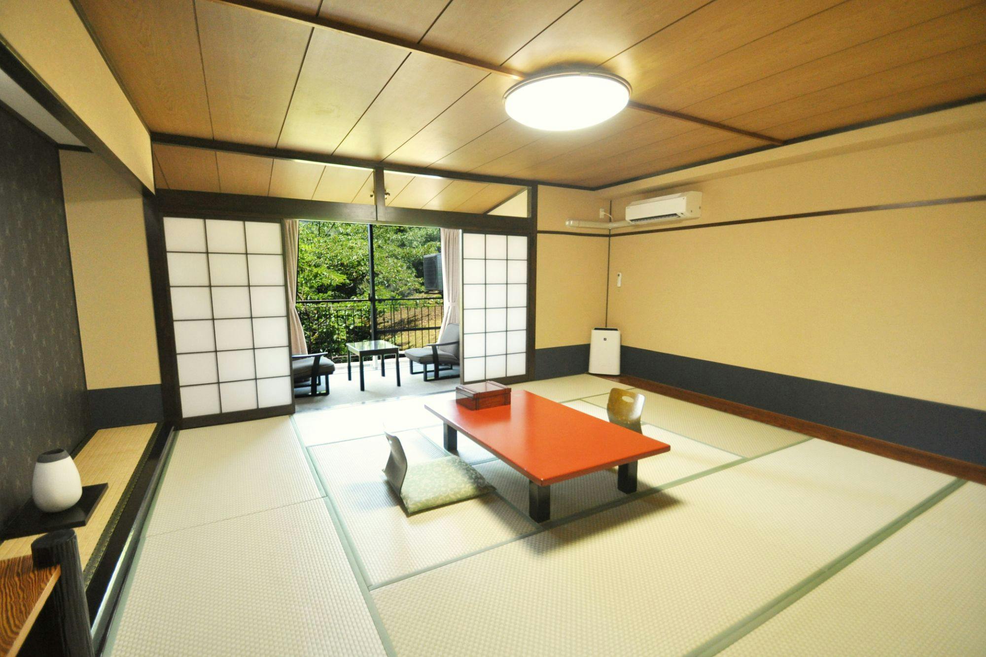 12.5帖＋広縁の純和風の客室