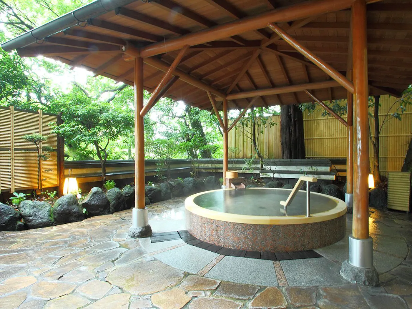 箱根湯本温泉 あうら橘:東屋のある露天風呂
