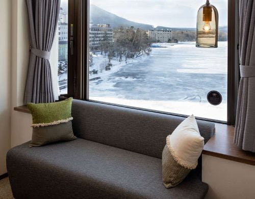 【湖側】DXツイン／窓から湖を臨むDXツイン