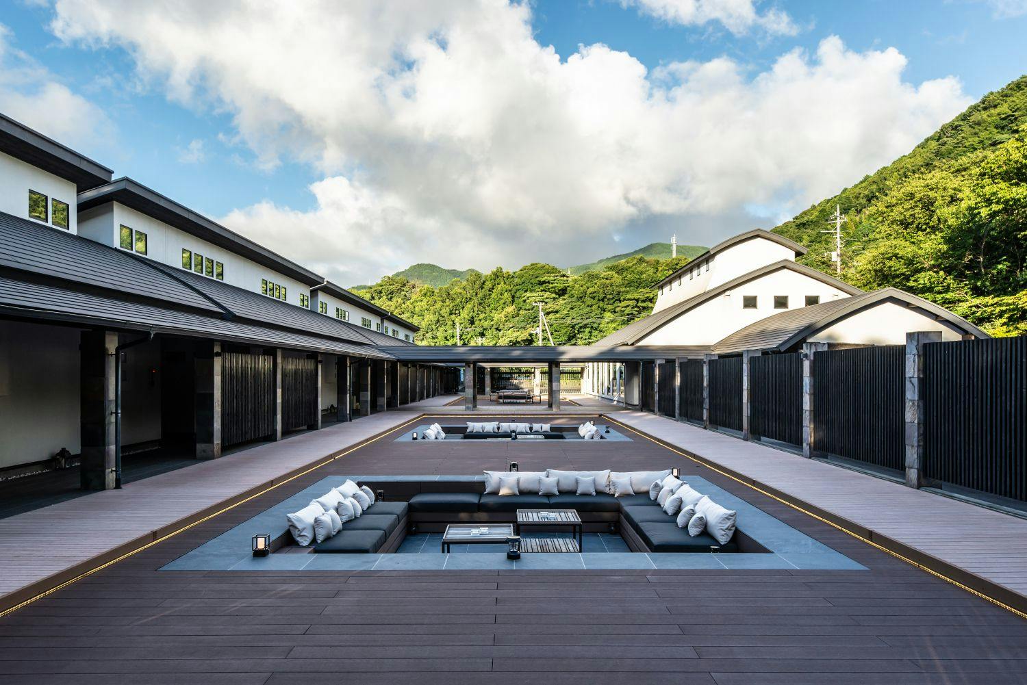 世界遺産　富士山を望む宿　富岳群青