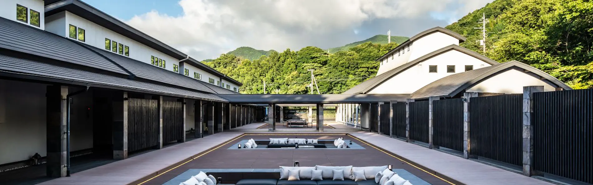 世界遺産 富士山を望む宿 富岳群青