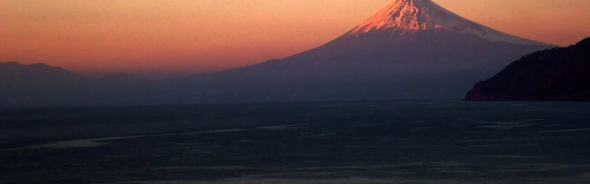 世界遺産 富士山を望む宿 富岳群青