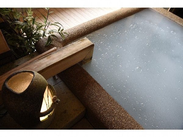 水素のマイクロバブル効果で白濁します。