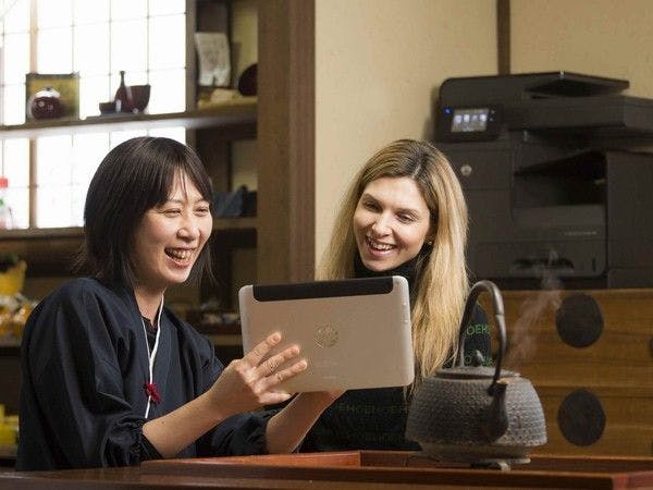 囲炉裏にて海外のお客様と。