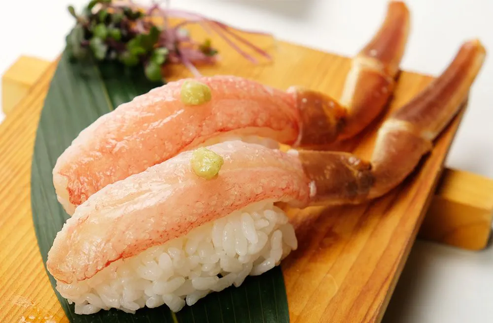 Sushi nigiri kepiting salju segar (2 potong per porsi)
