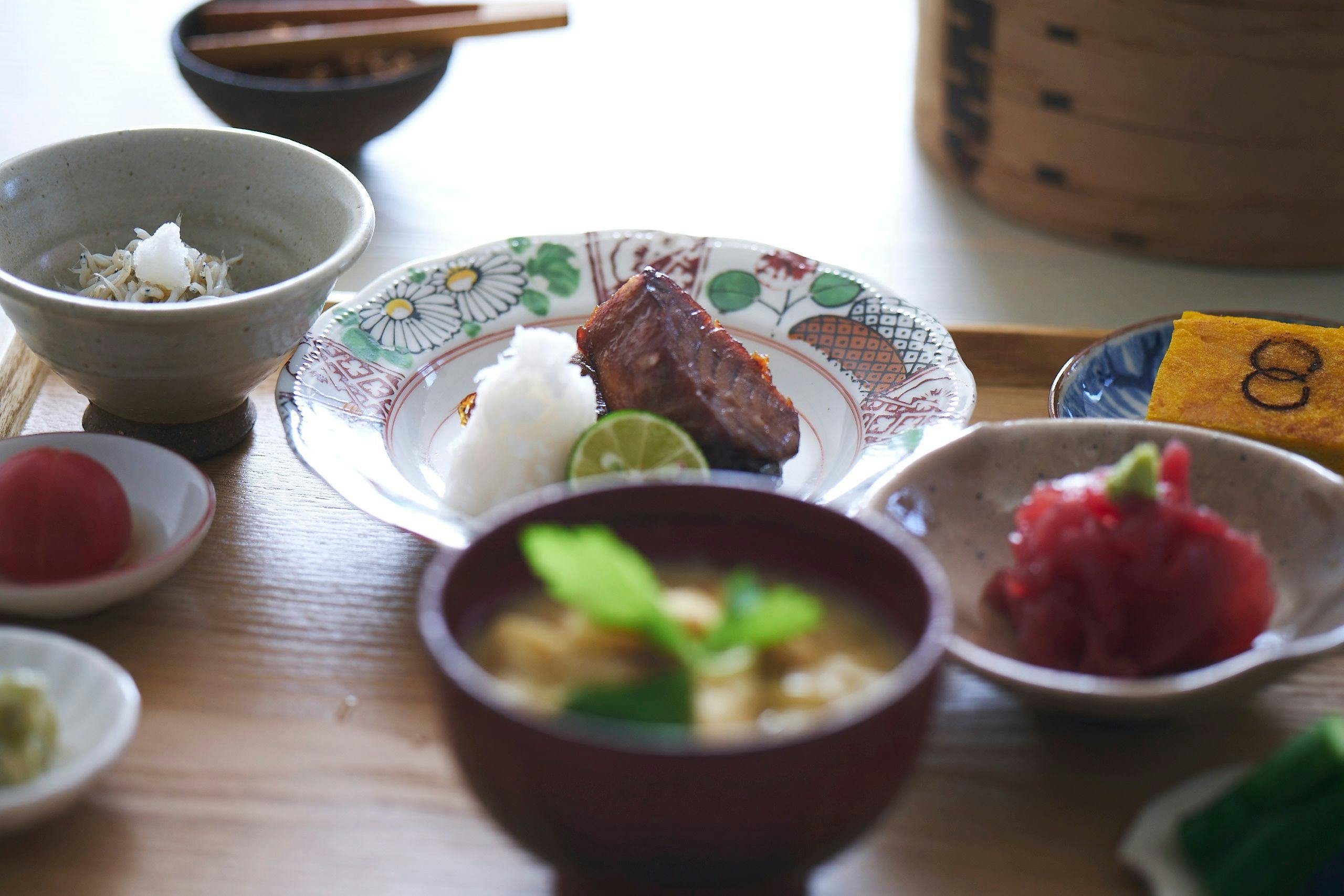 月と鮪 石上