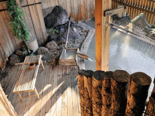 Pemandangan pemandian terbuka dari atas.