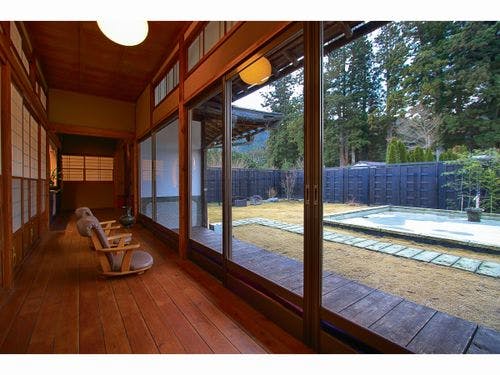 紫陽花、廊下から庭を眺める