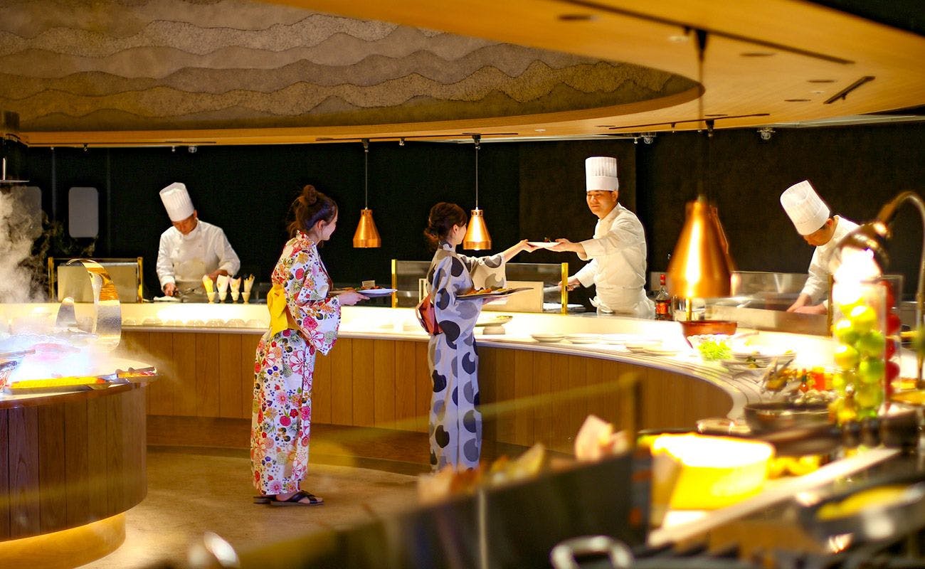 ライブキッチンで出来立てのお料理を