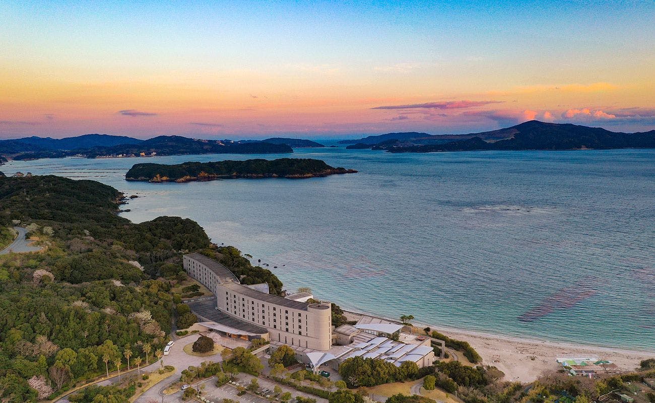 朝焼けに染まる外観