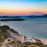 朝焼けに染まる外観