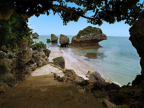 沖縄独自の奇岩が連なる海岸へ続く東門