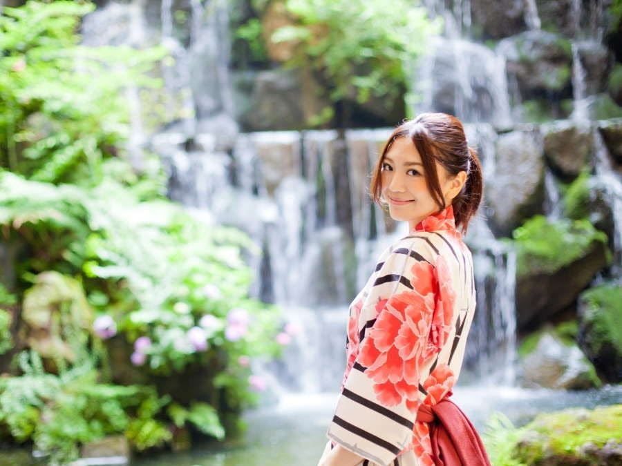 水のせせらぎが心地よいロビーラウンジ