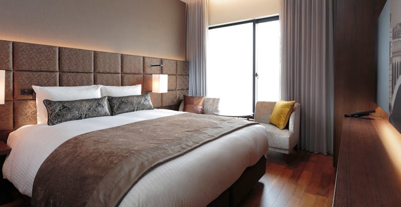 コンセプトフロア スーペリアクイーンwest 禁煙 2名 プレミアスタンダード 大阪駅から無料シャトルバスで10分とアクセス便利な中之島にステイ 素泊まり プラン 三井ガーデンホテル大阪プレミア 一休 Com