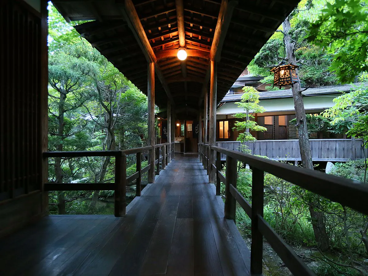 綠意盎然季節的連接走廊