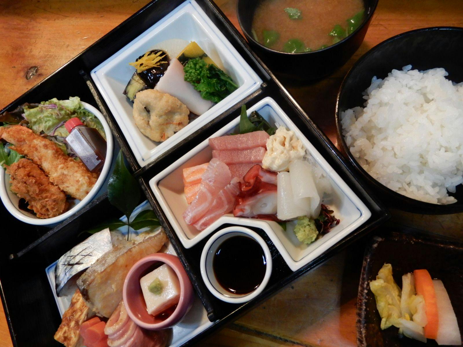 塩原の日本料理店『松本』の箱膳。