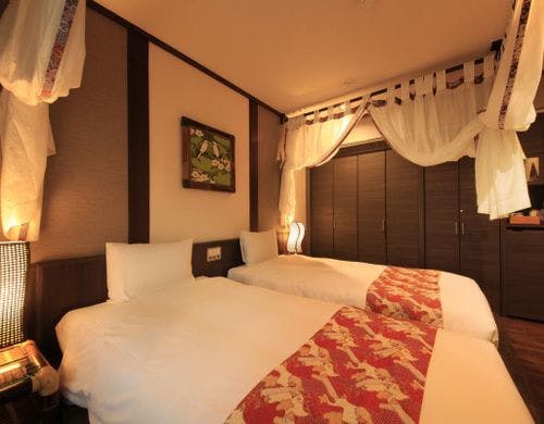 スイートのベッドルーム