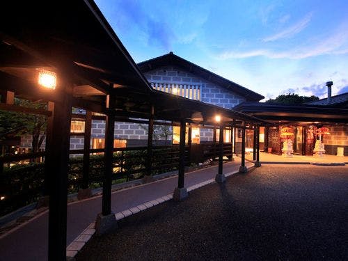 雨の日でも安心の渡り廊下