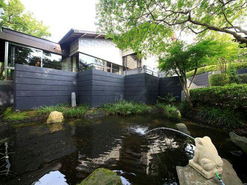 池越しに見るレストランガルーダ