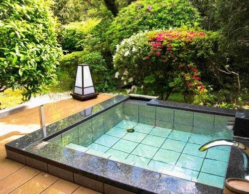 Bersantai sambil menikmati pemandangan taman dan berendam di air panas.