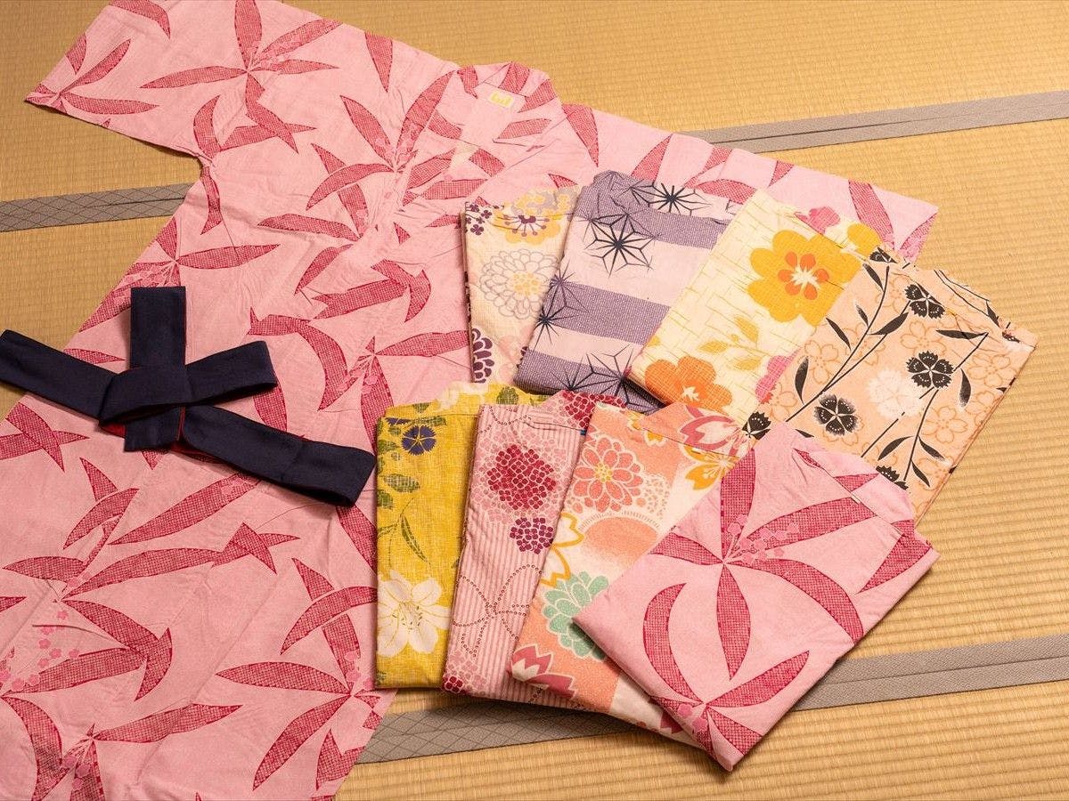 Wanita dapat memilih yukata berwarna-warni.