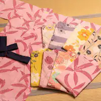 Wanita dapat memilih yukata berwarna-warni.