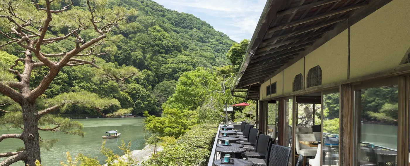 翠嵐 ラグジュアリーコレクションホテル 京都:保津川沿いのテラス