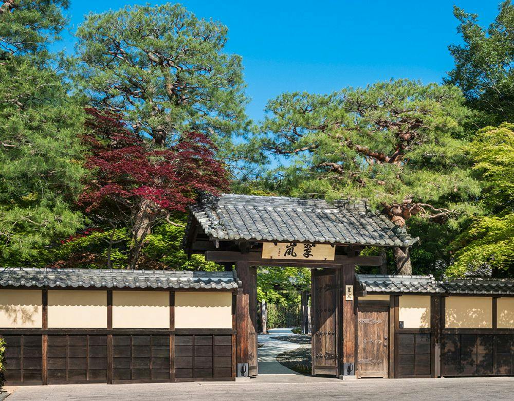翠嵐 ラグジュアリーコレクションホテル 京都：緑に囲まれた門
