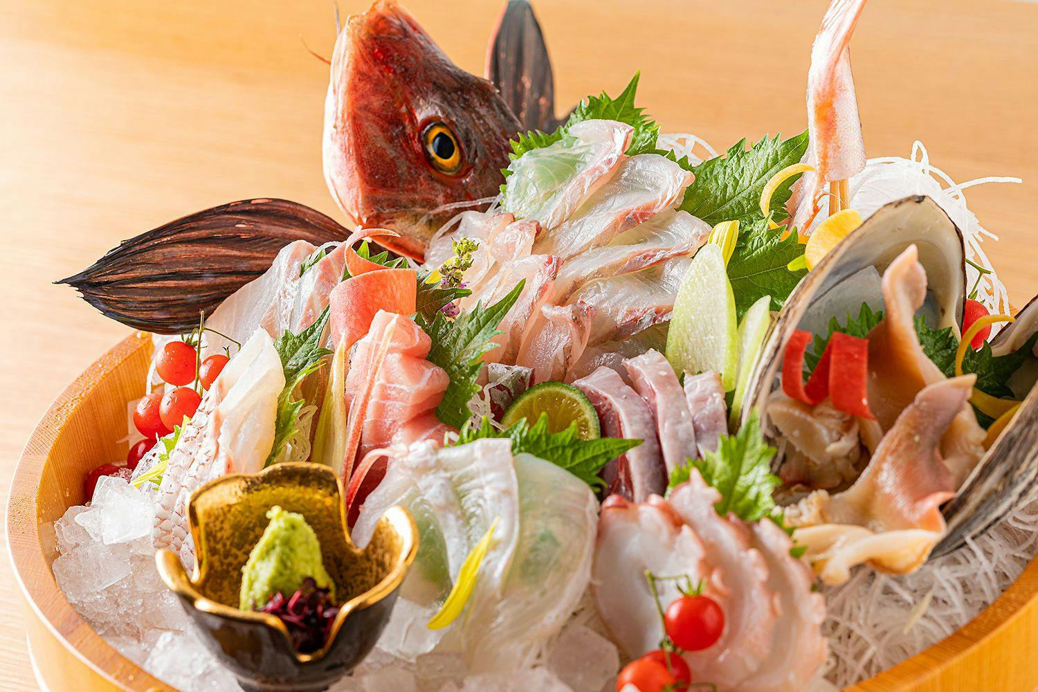 【ベーシックプラン】獲れたての豪華新鮮魚介の刺盛りと鮑の踊り焼き付き