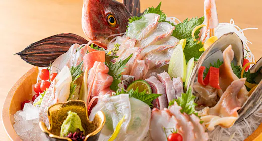 【ベーシックプラン】獲れたての豪華新鮮魚介の刺盛りと鮑の踊り焼き付き