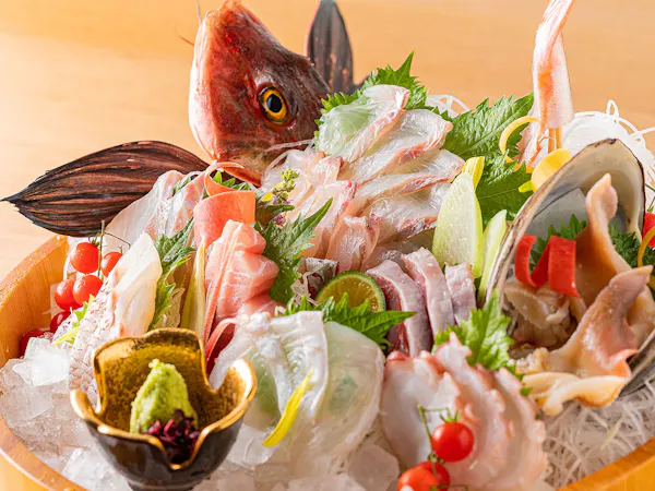 【ベーシックプラン】獲れたての豪華新鮮魚介の刺盛りと鮑の踊り焼き付き