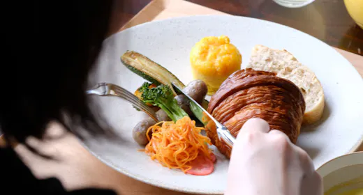朝日差し込む名建築のダイニングで愉しむ洋朝食。<フリーラウンジ付>