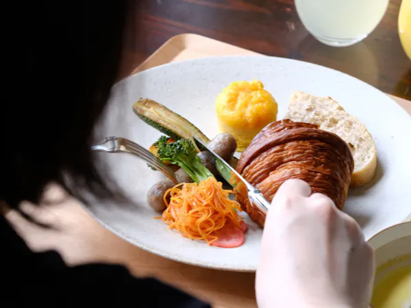 朝日差し込む名建築のダイニングで愉しむ洋朝食。<フリーラウンジ付>