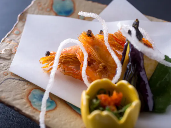 【อร่อยกำลังดีในปริมาณพอดี】ตามเสียงตอบรับจากลูกค้า ลดปริมาณลงเล็กน้อย! เพลิดเพลินกับ “เมนูปลาท้องถิ่นตามฤดูกาล” จากทันโกะ ที่ขึ้นจากท่าเรือเมืองชาวประมงไทซะ (Tango/Taiza)