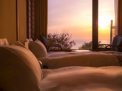 【潮亭】ゆったりと流れる夕景を望む。