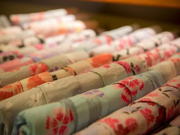 ชุดยูกาตะหลากสีเป็นความสนุกสนานของการเดินทางสำหรับลูกค้าผู้หญิง