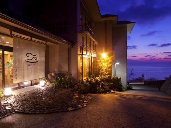 ทางเข้าของ '寿海亭' มีไฟส่องสว่างในตอนกลางคืน♪