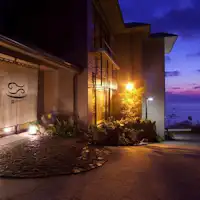 ทางเข้าของ '寿海亭' มีไฟส่องสว่างในตอนกลางคืน♪