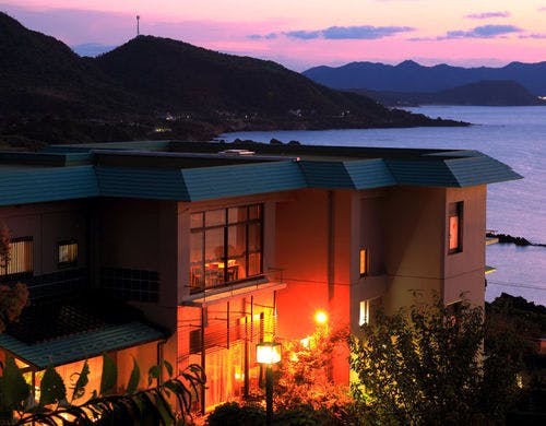 【外観】間人の高台に佇む「寿海亭」外観