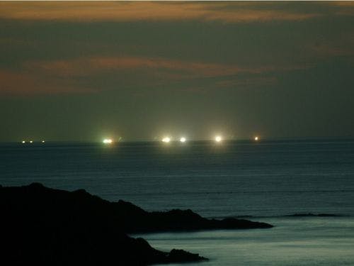 港町の間人に浮かぶ漁火は非日常です
