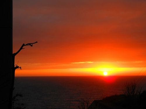 雄大な日本海に沈む夕日を眺める