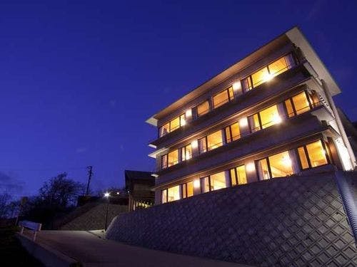 「寿海亭」の外観・間人の高台からの絶景。