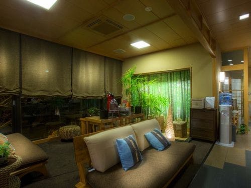 当館ロビーの寛ぎの空間でゆったりと