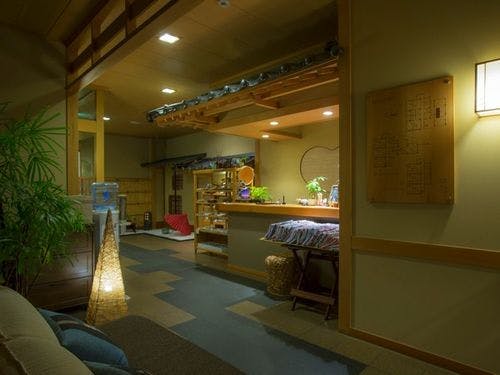 当館のエントランスは寛ぎの空間