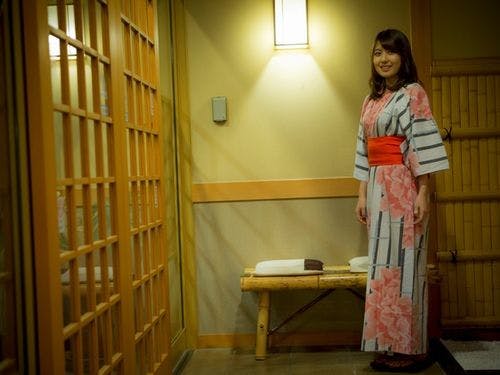 当館の玄関で色浴衣でフォトジェニックに