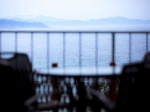 風の谷のテラスから日本海を望む♪