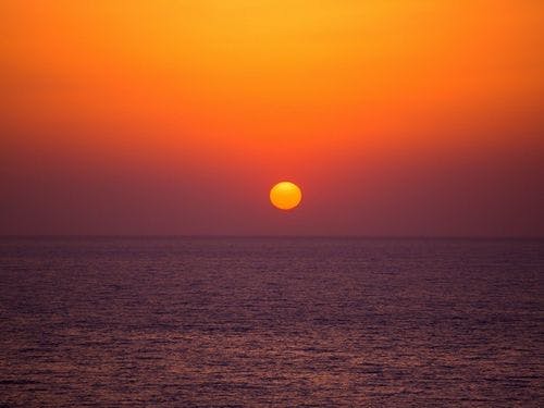 真っ赤に染まった日本海を望む。