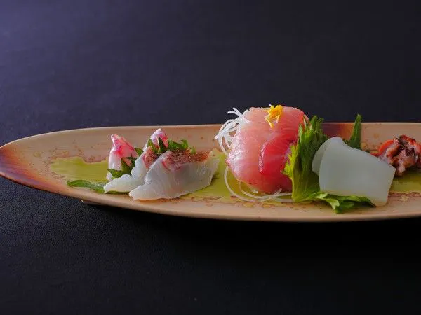 ซาชิมิปลาสดจากท่าเรือประมงไทซะ