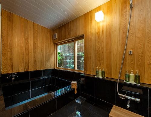 中庭を望むラウンジ