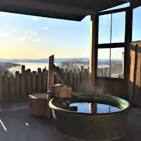 อ่างอาบน้ำกลางแจ้งที่สามารถมองเห็นวิวทะเลสาบอาบาชิริได้อย่างสวยงาม